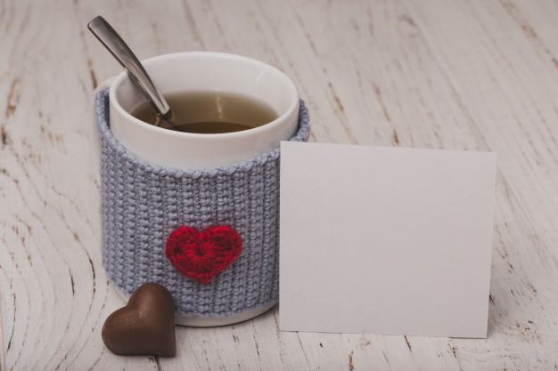 Cup of tea with a heart with a white paper Free Photo