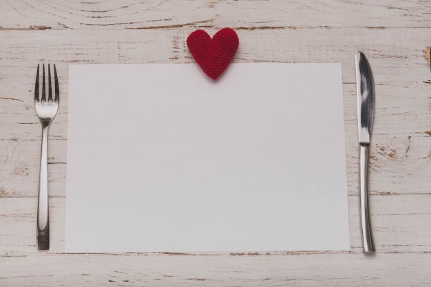 White paper with a heart on top and covered on the sides Free Photo